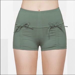Titika Active Couture Sandy Short in Green Size 12